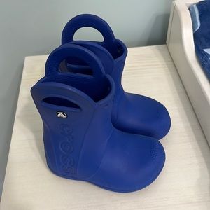 Crocs toddler rain boots size c7. Blue